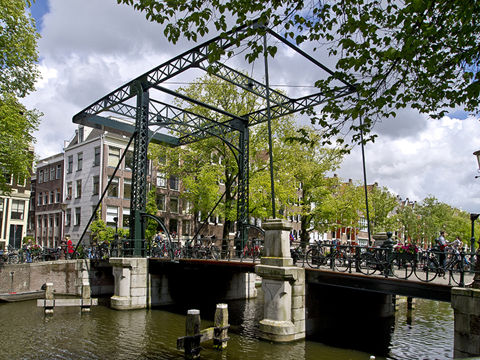 Amsterdam in 88 bruggen